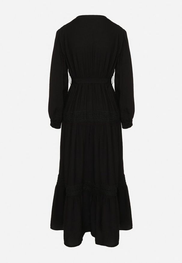 Born2be - Czarna Rozkloszowana Sukienka z Wiskozy z Wiązanym Paskiem i Koronką Reivoria. Okazja: na co dzień, na spacer. Typ kołnierza: dekolt w kształcie V. Kolor: czarny. Materiał: wiskoza, koronka. Długość rękawa: długi rękaw. Wzór: koronka. Styl: klasyczny, casual