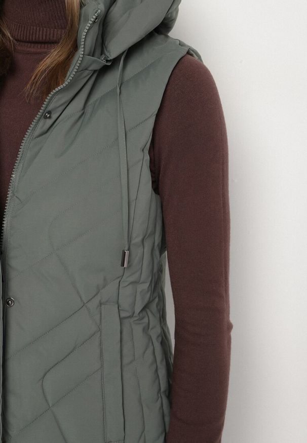 Born2be - Zielona Taliowana Kamizelka z Pikowanymi Przeszyciami i Kapturem Tuloria. Okazja: na spacer. Kolor: zielony. Materiał: jeans