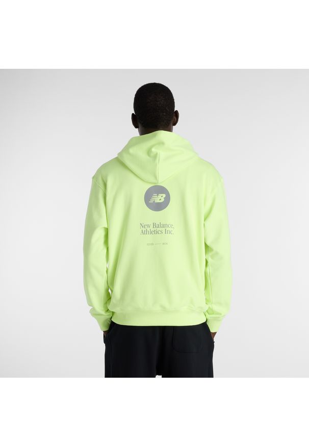 Bluza męska New Balance MT61M4JOAFG – zielona. Typ kołnierza: kaptur. Kolor: zielony. Materiał: bawełna, prążkowany. Wzór: aplikacja