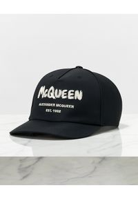 Alexander McQueen - ALEXANDER MCQUEEN - Czarna czapka z nadrukiem. Kolor: czarny. Materiał: bawełna. Wzór: nadruk #5