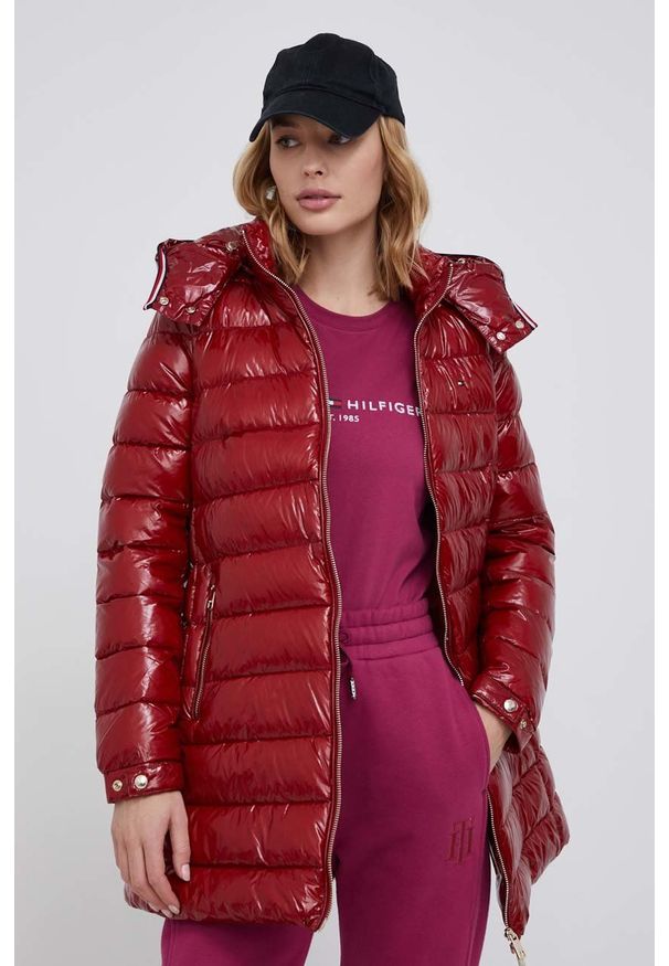 TOMMY HILFIGER - Tommy Hilfiger Kurtka damska kolor czerwony zimowa. Kolor: czerwony. Sezon: zima