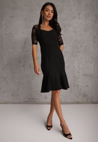 Renee - Czarna Sukienka VICES o Taliowanym Kroju z Rękawami z Koronki Metirei. Kolor: czarny. Materiał: koronka. Wzór: koronka. Styl: elegancki #7
