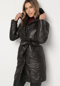 Born2be - Czarna Kurtka z Pikowanymi Przeszyciami Kapturem i Wiązanym Paskiem Erlexie. Okazja: na spotkanie biznesowe, na co dzień, do pracy, na spacer. Kolor: czarny. Materiał: dzianina, jeans. Styl: biznesowy, klasyczny, casual #1