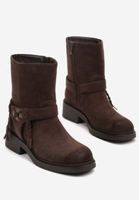 Born2be - Brązowe Botki w Stylu Biker Ozdobione Plecionym Sznurkiem i Guzikiem Orrizate. Okazja: na co dzień. Kolor: brązowy. Materiał: jeans, skóra. Wzór: aplikacja. Styl: casual #4