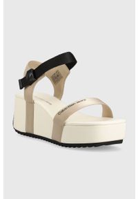 Calvin Klein Jeans sandały WEDGE BLCOK SANDAL SATIN/HW damskie kolor biały na platformie YW0YW00980. Zapięcie: klamry. Kolor: biały. Materiał: włókno, materiał. Obcas: na platformie #2