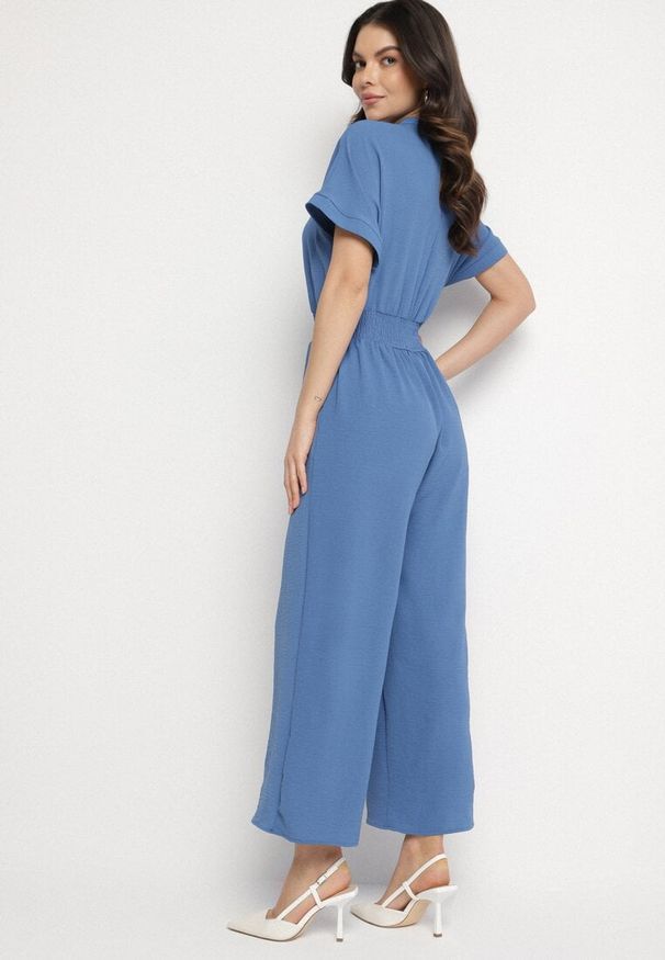 Born2be - Granatowy Kombinezon z Wiskozy z Gumką w Talii i Dekoltem w Serek z Guzikami Nisella. Okazja: na co dzień. Kolor: niebieski. Materiał: wiskoza. Długość rękawa: krótki rękaw. Długość: krótkie. Styl: casual, elegancki