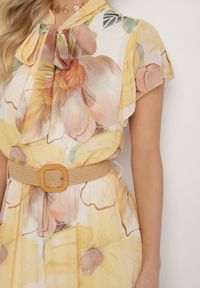 Born2be - Żółta Sukienka o Rozkloszowanym Kroju z Wiązaniem przy Dekolcie i Paskiem Sorilina. Okazja: na co dzień. Kolor: żółty. Długość rękawa: krótki rękaw. Wzór: kwiaty. Styl: casual, elegancki #6