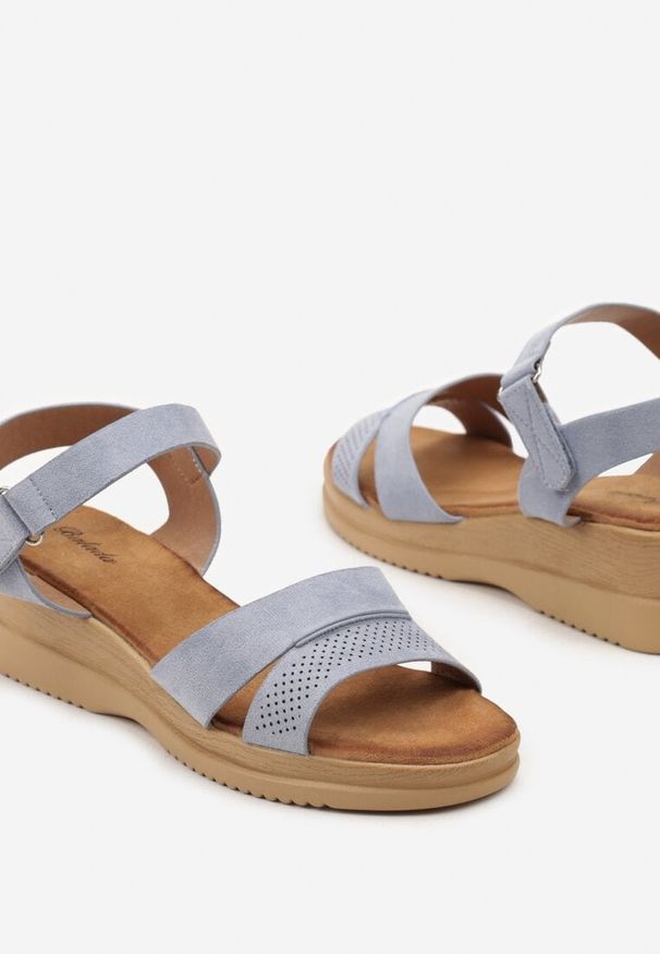 Born2be - Jasnoniebieskie Sandały na Koturnie z Paskami z Ekozamszu Zapiane na Rzep Zamiesta. Okazja: na co dzień. Zapięcie: rzepy. Kolor: niebieski. Materiał: jeans. Obcas: na koturnie. Styl: casual