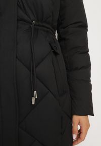 Born2be - Czarna Pikowana Kurtka z Kapturem i Ozdobnym Kołnierzem Ściągana w Pasie Ellarisa. Typ kołnierza: kaptur. Kolor: czarny. Materiał: wełna, jeans. Styl: elegancki #7