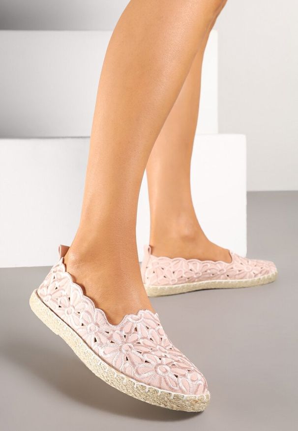 Born2be - Różowe Ażurowe Espadryle Vices w Kwiatowy Wzór z Plecionki Donavia. Okazja: na co dzień, na spacer. Kolor: różowy. Wzór: kwiaty, ażurowy. Sezon: wiosna, lato. Obcas: na obcasie. Styl: casual, elegancki. Wysokość obcasa: niski