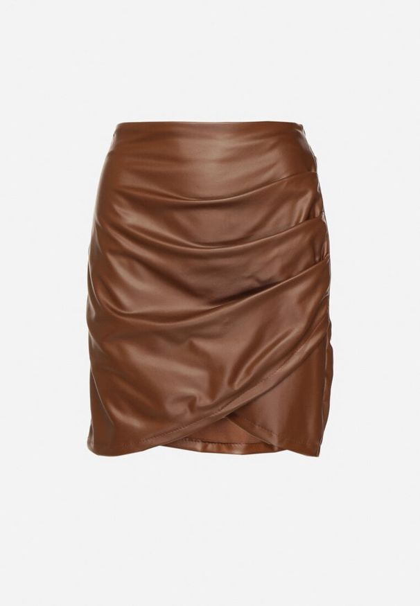 Born2be - Brązowa Spódnica z Imitacji Skóry Marszczona Asymetryczna Vephi. Okazja: na co dzień. Kolor: brązowy. Materiał: skóra. Styl: klasyczny, casual, elegancki