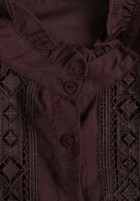 Born2be - Brązowa Koszula ze Stójką i Koronką Argochis. Typ kołnierza: kołnierzyk stójkowy. Kolor: brązowy. Materiał: koronka. Wzór: koronka #3