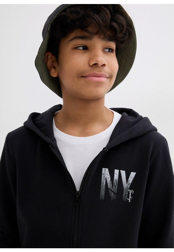 bonprix - Bluza rozpinana z kapturem, z miękkiego materiału z bawełną. Typ kołnierza: kaptur. Kolor: czarny. Materiał: materiał, bawełna. Wzór: nadruk