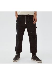 Cropp - Jeansowe joggery z kieszeniami cargo - Czarny. Kolor: czarny #1