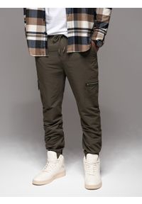 Ombre Clothing - Męskie spodnie joggery z kieszeniami cargo i printem – ciemnooliwkowe V5. Okazja: na co dzień. Kolor: oliwkowy. Materiał: guma, tkanina, poliester, materiał, bawełna, elastan. Wzór: nadruk. Styl: casual #3