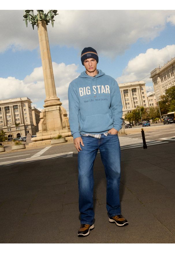 Big-Star - Bluza męska z kapturem z logo BIG STAR niebieska Ashlyno 402. Okazja: na co dzień. Typ kołnierza: kaptur. Kolor: niebieski. Materiał: dzianina. Wzór: ze splotem. Styl: casual, elegancki