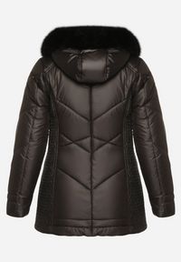 Born2be - Czarna Kurtka z Pikowanymi Przeszyciami i Kapturem z Futerkiem Vevea. Okazja: do pracy, na spacer, na co dzień, na spotkanie biznesowe. Kolekcja: plus size. Kolor: czarny. Materiał: futro. Styl: casual, elegancki, biznesowy