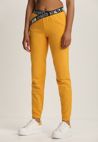 Renee - Żółte Spodnie Dresowe Salaphisha. Kolor: żółty. Materiał: dresówka. Długość: długie. Wzór: napisy, aplikacja #3