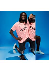 KIPSTA - Buty do piłki nożnej halowej futsal Kipsta Ginka Pro Zicky Té Limited Edition. Kolor: czerwony, wielokolorowy, różowy, niebieski. Materiał: kauczuk, skóra. Szerokość cholewki: normalna