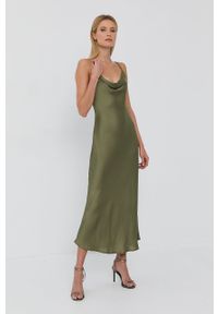 Guess Sukienka kolor zielony maxi prosta. Okazja: na co dzień. Kolor: zielony. Materiał: tkanina, satyna, włókno, materiał. Długość rękawa: na ramiączkach. Wzór: ze splotem. Typ sukienki: proste. Styl: casual. Długość: maxi #1