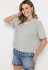 Born2be - Szary Bawełniany T-shirt Ozdobiony Cyrkoniami Fadelis. Okazja: na co dzień, na spotkanie biznesowe. Kolor: szary. Materiał: bawełna. Wzór: aplikacja. Styl: biznesowy, elegancki, casual