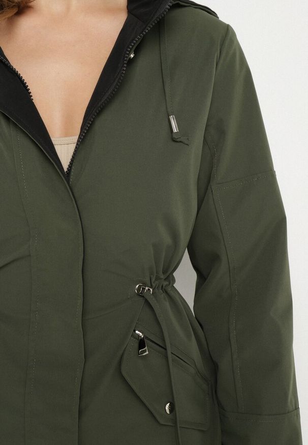 Born2be - Ciemnozielona Kurtka Parka Dwustronna Ozdobiona Guzikami przy Rękawach Mivanea. Kolor: zielony. Materiał: jeans. Długość rękawa: długi rękaw. Długość: długie. Wzór: aplikacja. Sezon: zima, jesień. Styl: klasyczny, elegancki