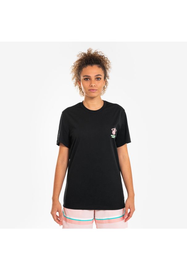 TARMAK - Koszulka do gry w koszykówkę unisex Tarmak NBA TS 900 Miami Heat. Kolor: różowy, wielokolorowy, czarny. Materiał: materiał, bawełna, poliester. Sport: koszykówka