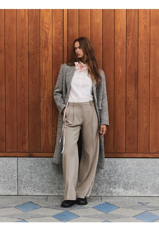 Reserved - Spodnie z kontrastową wstawką - beżowy. Kolor: beżowy. Materiał: tkanina. Wzór: gładki