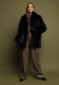 Born2be - Czarna Kurtka Futerko o Prostym Kroju z Cienkim Wiązanym Paskiem Casatte. Okazja: do pracy, na spotkanie biznesowe. Typ kołnierza: golf. Kolor: czarny. Materiał: futro. Wzór: aplikacja. Styl: biznesowy #5