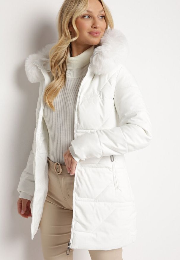 Born2be - Biała Kurtka w Geometryczne Pikowanie z Kapturem i Futerkiem Bellinae. Typ kołnierza: kaptur. Kolor: biały. Materiał: futro. Wzór: geometria