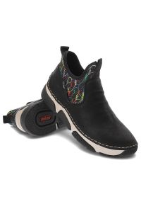 Czarne Półbuty Rieker Wygodne Buty Damskie. Kolor: czarny. Materiał: skóra ekologiczna, materiał. Szerokość cholewki: normalna. Wzór: nadruk. Styl: sportowy #9