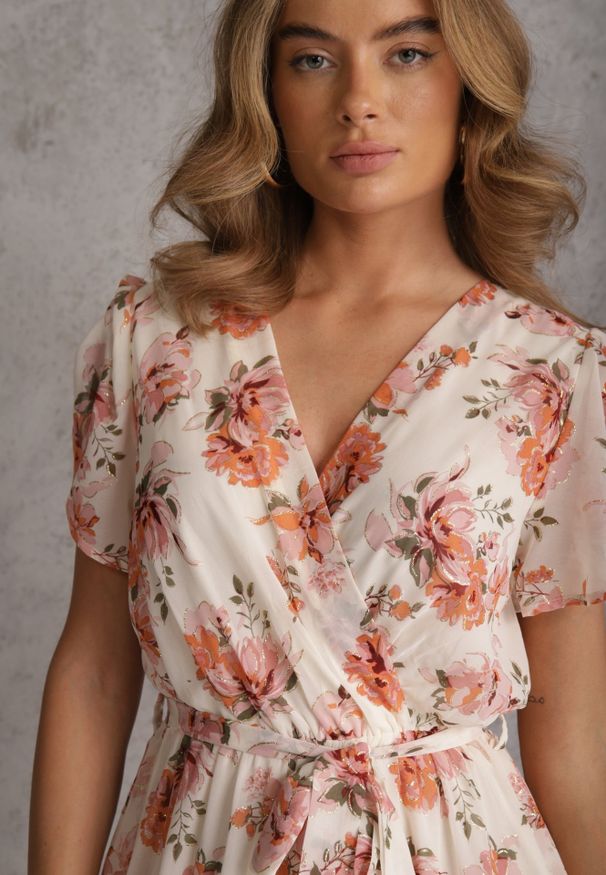 Renee - Różowa Kopertowa Sukienka z Wiązaniem w Talii Zdobiona Brokatem Plumse. Okazja: na randkę. Kolor: różowy. Wzór: aplikacja. Sezon: lato. Typ sukienki: kopertowe. Styl: glamour