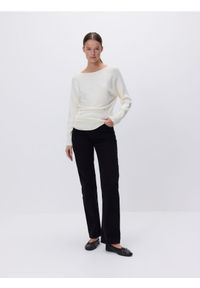 Reserved - Sweter z wiskozą - kremowy. Kolor: kremowy. Materiał: wiskoza
