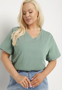 Born2be - Zielony T-shirt z Bawełny z Dekoltem w Serek Aveltebia. Typ kołnierza: dekolt w serek. Kolor: zielony. Materiał: bawełna. Sezon: lato. Styl: klasyczny