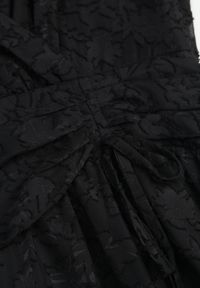 Born2be - Czarna Sukienka o Rozkloszowanym Kroju z Dekoltem Zapinanym na Napy Uzimira. Okazja: do pracy. Typ kołnierza: dekolt w kształcie V. Kolor: czarny. Styl: klasyczny #6