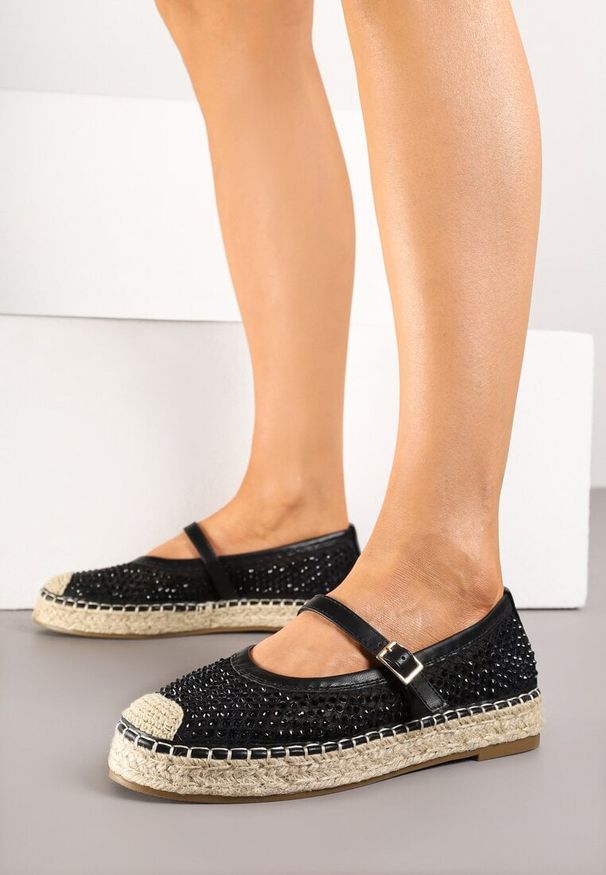 Renee - Czarne Espadryle Ozdobione Plecionką i Ażurową Cholewką Rinelona. Okazja: na co dzień. Zapięcie: sprzączka. Kolor: czarny. Szerokość cholewki: normalna. Wzór: aplikacja, ażurowy. Sezon: lato. Styl: casual