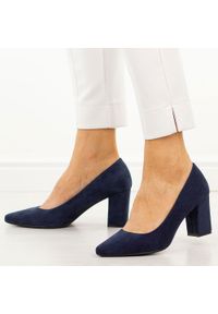 Granatowe czółenka damskie na słupku Sergio Leone Pb414. Okazja: na co dzień, na spotkanie biznesowe. Kolor: niebieski. Materiał: zamsz. Szerokość cholewki: normalna. Sezon: wiosna, jesień. Obcas: na słupku. Styl: biznesowy, elegancki, casual, klasyczny, wizytowy. Wysokość obcasa: średni #1