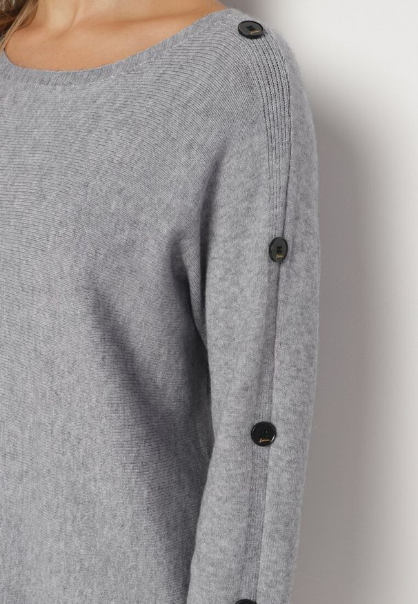 Born2be - Szary Sweter z Dodatkiem Bawełny i Wiskozy z Guzikami na Rękawach Ciasine. Okazja: na co dzień. Kolekcja: plus size. Kolor: szary. Materiał: bawełna, wiskoza. Długość rękawa: długi rękaw. Długość: długie. Styl: casual