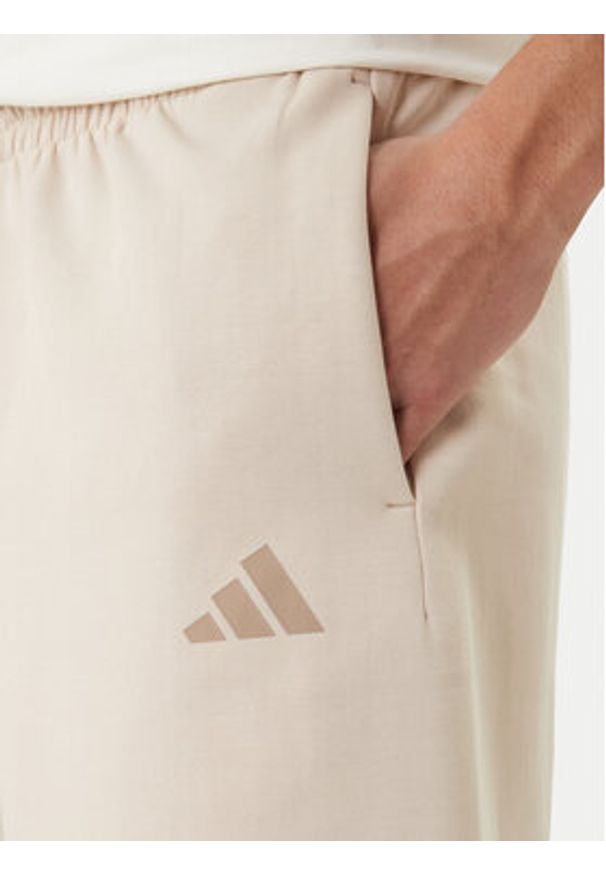 Adidas - adidas Szorty sportowe Future Icons Small Logo KD7659 Beżowy Regular Fit. Kolor: beżowy. Materiał: bawełna. Styl: sportowy