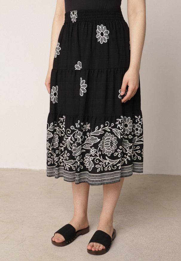 Born2be - Czarna Rozkloszowana Spódnica z Wiskozy w Kwiatowy Wzór Masterore. Okazja: na co dzień, do pracy. Kolor: czarny. Materiał: wiskoza. Wzór: kwiaty. Styl: casual