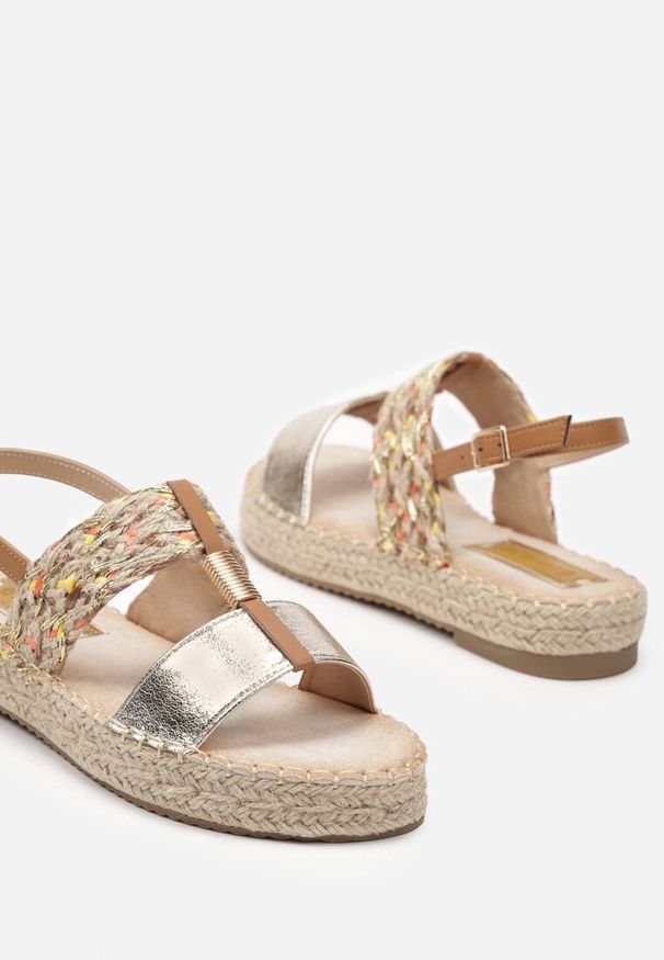 Born2be - Złote Sandały na Płaskiej Podeszwie Ozdobione Plecionką Zapinane na Sprzączkę Sindia. Nosek buta: otwarty. Zapięcie: sprzączka. Kolor: złoty. Wzór: aplikacja. Materiał: jeans. Sezon: lato. Obcas: na płaskiej podeszwie. Styl: elegancki, klasyczny. Wysokość obcasa: niski