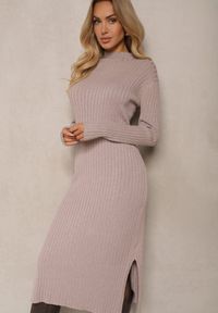 Renee - Ciemnobeżowa Dzianinowa Sukienka z Wiskozą Zdobiona Rozcięciami u Dołu i Prążkowaniem Ninnita. Okazja: na co dzień. Kolor: beżowy. Materiał: dzianina, wiskoza, prążkowany. Długość rękawa: długi rękaw. Wzór: aplikacja. Typ sukienki: proste. Styl: casual #5