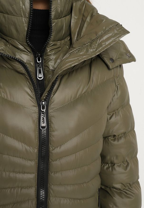 Born2be - Ciemnozielona Pikowana Kurtka Zimowa o Dłuższym Fasonie z Kapturem Sialdra. Okazja: na co dzień, do pracy, na spacer. Typ kołnierza: kaptur. Kolor: zielony. Długość: długie. Sezon: zima. Styl: casual, elegancki