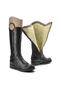 Czarne Kozaki Karino Damskie Wygodne Obuwie. Okazja: na co dzień. Kolor: czarny. Materiał: skóra. Szerokość cholewki: normalna. Wzór: gładki. Obcas: na obcasie. Styl: klasyczny, casual, elegancki. Wysokość obcasa: niski #4