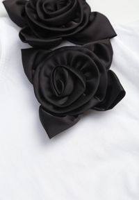 Born2be - Biało-Czarny Klasyczny T-shirt z Bawełny Zdobiony Aplikacją 3D w Kształcie Kwiatów Noebel. Okazja: na co dzień. Kolor: biały. Materiał: bawełna. Wzór: kwiaty, aplikacja. Styl: klasyczny #3