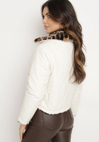 Born2be - Beżowa Dwustronna Kurtka Puffer z Pikowaniem i Futerkiem w Panterkę Selinnia. Okazja: na co dzień. Kolor: beżowy. Materiał: futro. Wzór: motyw zwierzęcy. Styl: sportowy, casual, elegancki #7