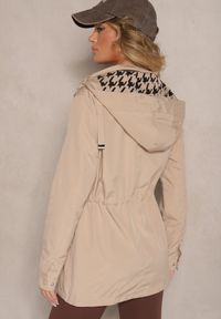 Renee - Ciemnobeżowa Kurtka w Stylu Parki ze Ściągaczem w Talii Arivienne. Okazja: na co dzień, na spotkanie biznesowe, do pracy. Kolor: beżowy. Materiał: jeans. Styl: biznesowy, klasyczny, elegancki, casual #3