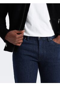 Ombre Clothing - Klasyczne męskie jeansowe spodnie REGULAR FIT – indygo V1. Okazja: na co dzień. Materiał: jeans. Wzór: aplikacja. Sezon: lato. Styl: klasyczny #4