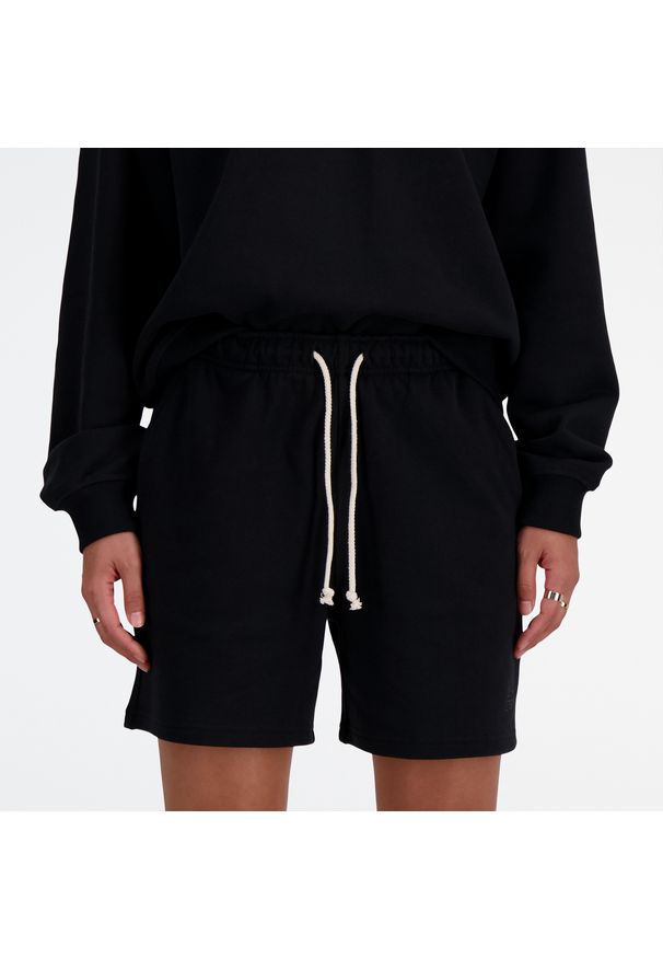 Spodenki damskie New Balance WS41508BK – czarne. Stan: podwyższony. Kolor: czarny. Materiał: bawełna, dresówka. Długość: krótkie. Wzór: ze splotem