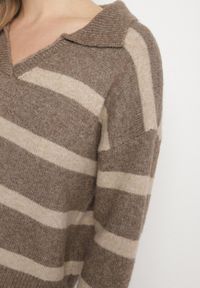 Born2be - Beżowy Sweter w Paski z Wełną i Dekoltem z Kołnierzykiem Tevana. Okazja: na co dzień. Typ kołnierza: dekolt w serek. Kolor: beżowy. Materiał: wełna. Wzór: paski. Styl: elegancki, casual, klasyczny #4